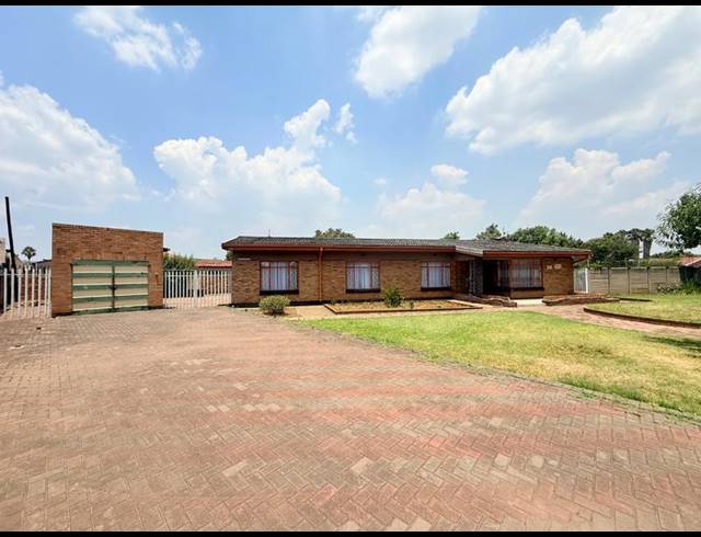 4 BEDROOM HOUSE FOR SALE IN VANDERBIJLPARK CE 2